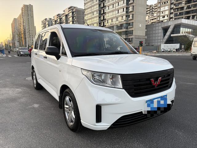 Wuling Hongguang PLUS