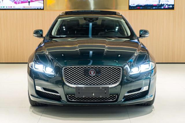 Jaguar XJ