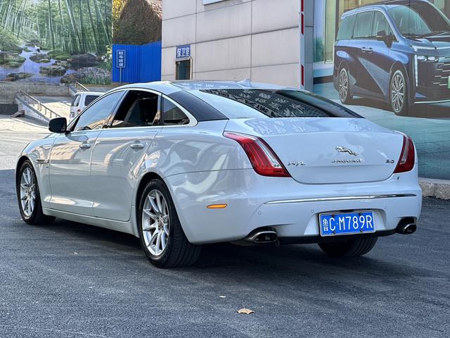 Jaguar XJ