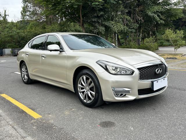 Infiniti Q70