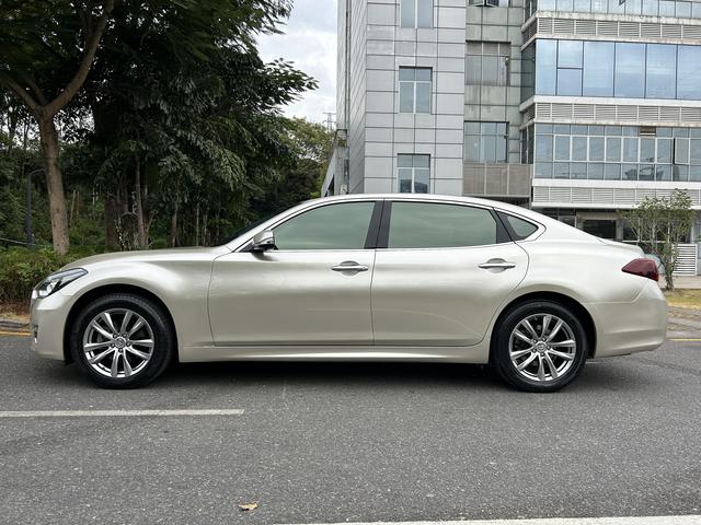 Infiniti Q70