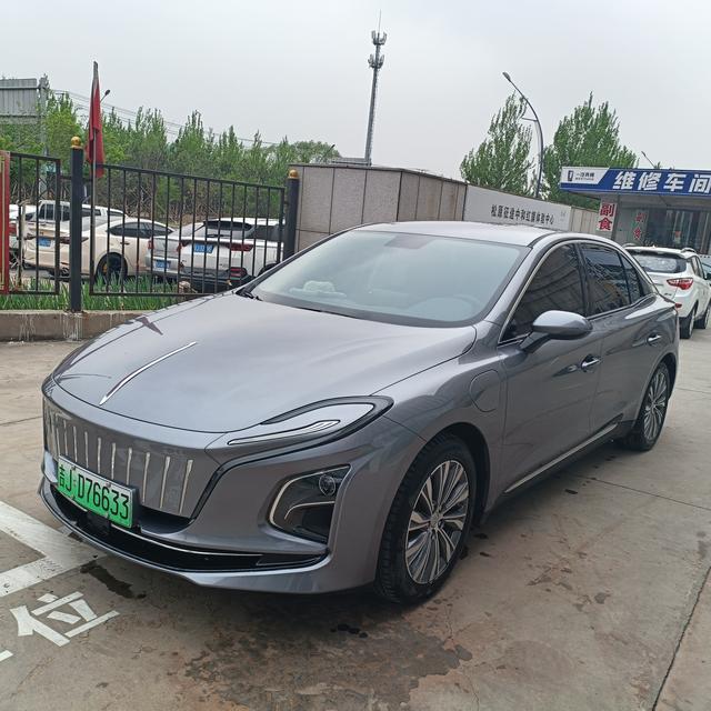 Hongqi E-QM5