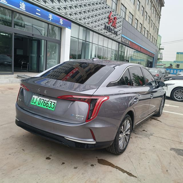 Hongqi E-QM5