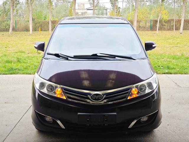 BYD M6