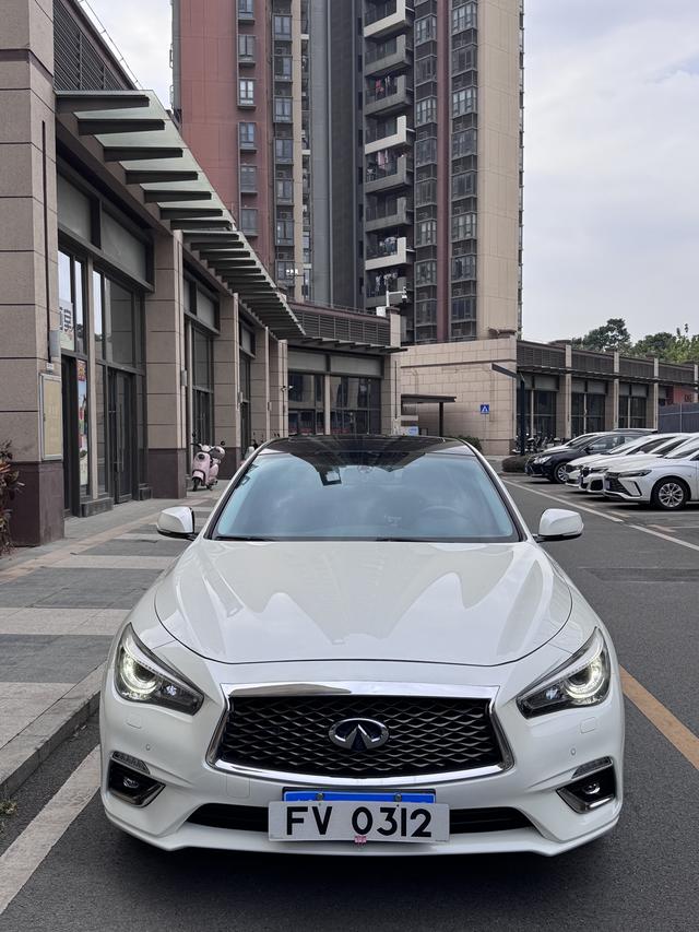 Infiniti Q50L