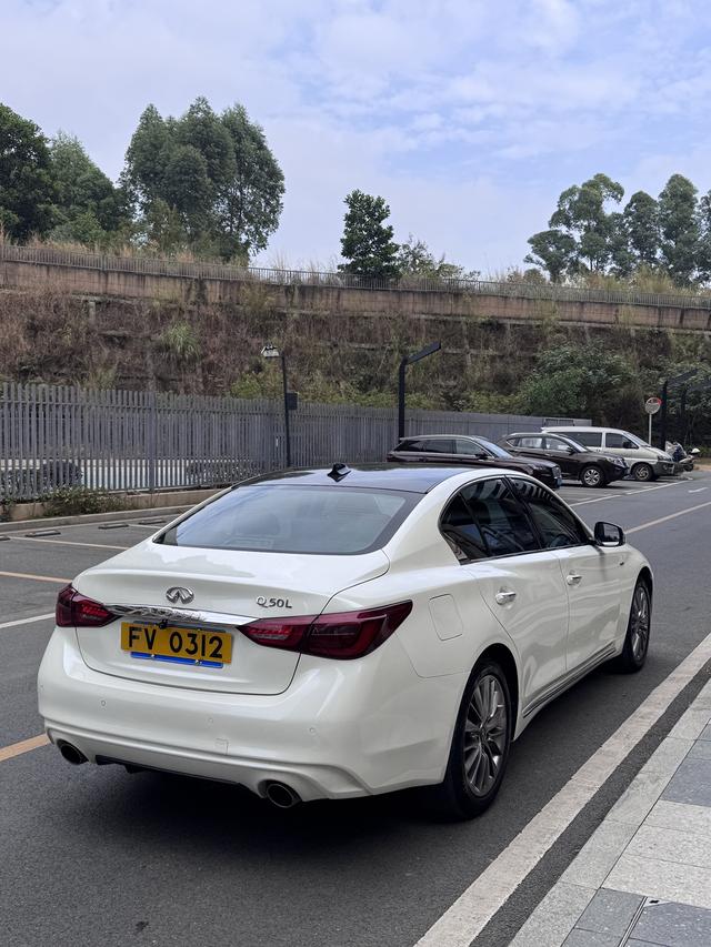 Infiniti Q50L