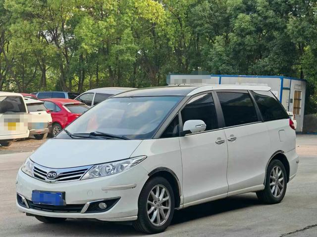 BYD M6