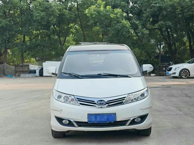 BYD M6