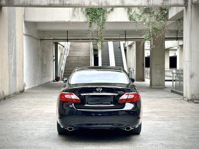 Infiniti Q70