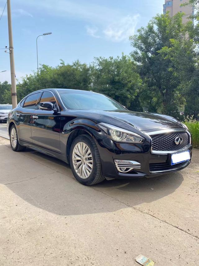 Infiniti Q70