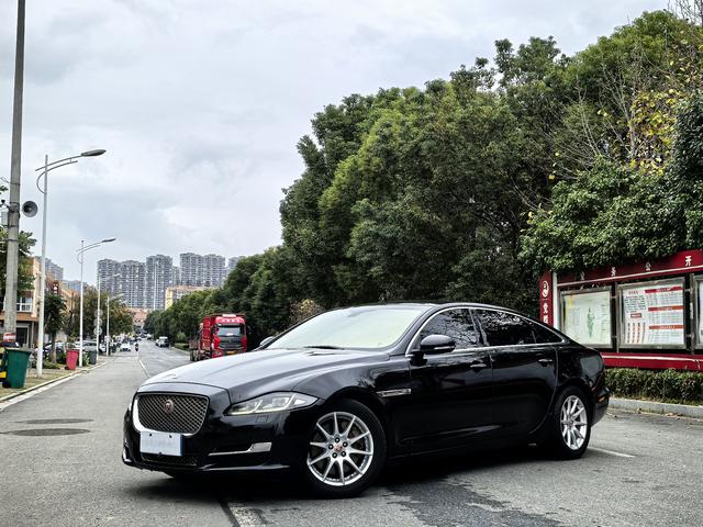 Jaguar XJ