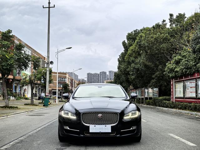 Jaguar XJ