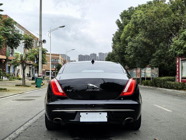 Jaguar XJ