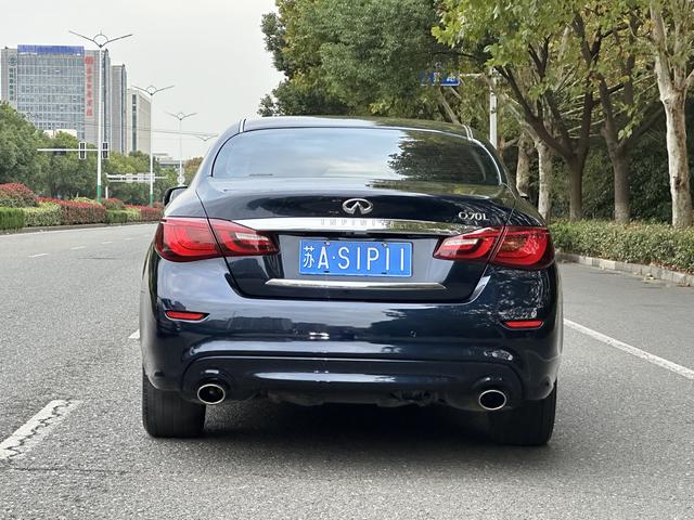 Infiniti Q70