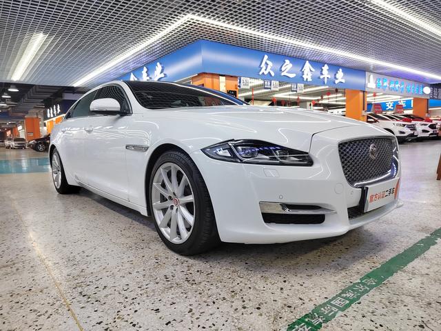 Jaguar XJ