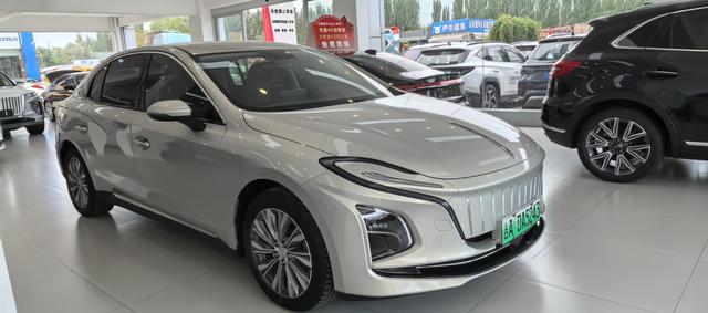 Hongqi E-QM5