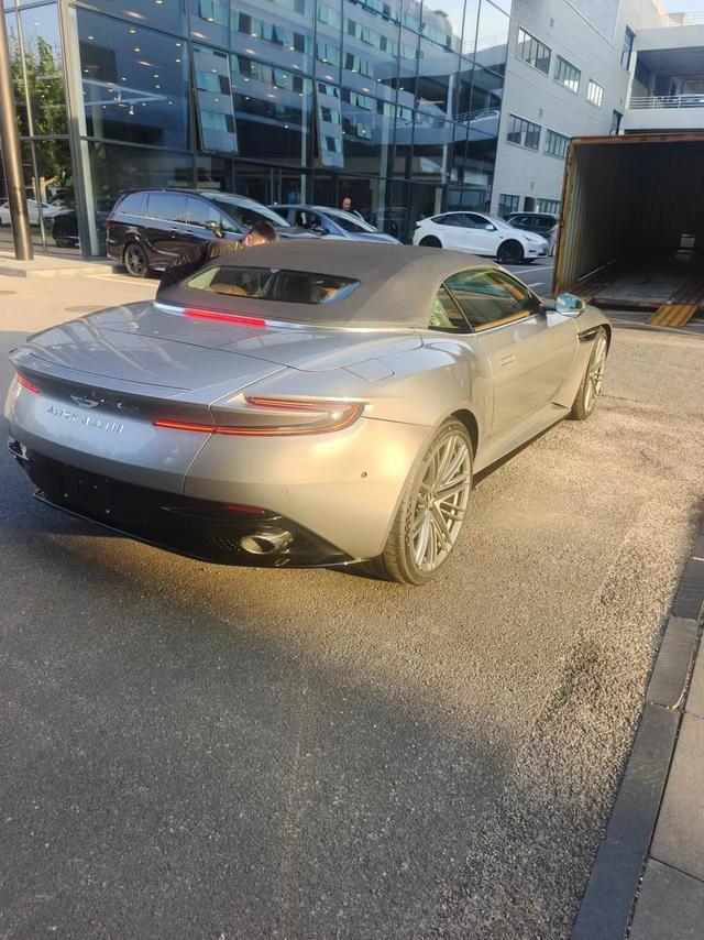 Aston Martin DB12