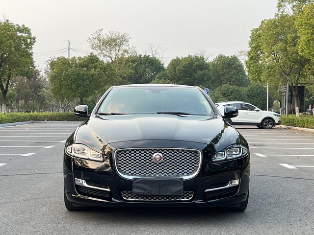 Jaguar XJ