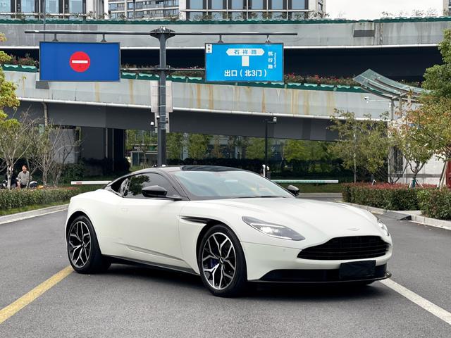 Aston Martin DB11