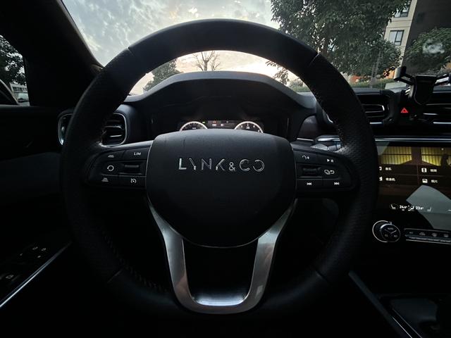 Lynk & Co 03