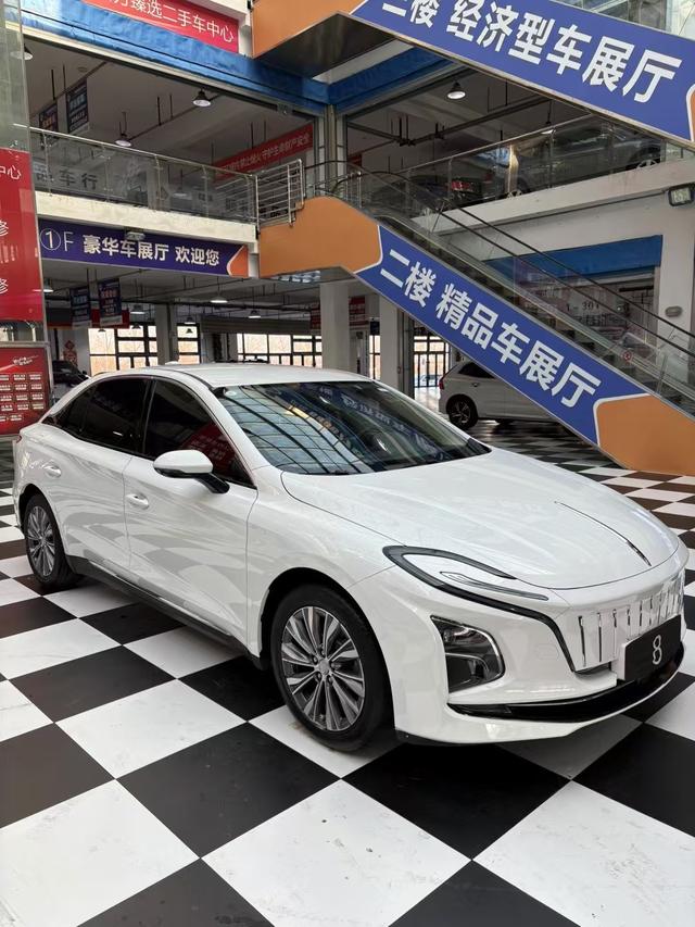 Hongqi E-QM5