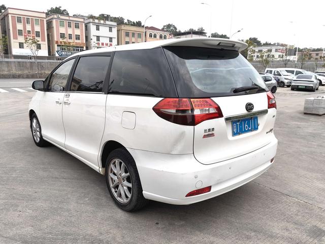 BYD M6