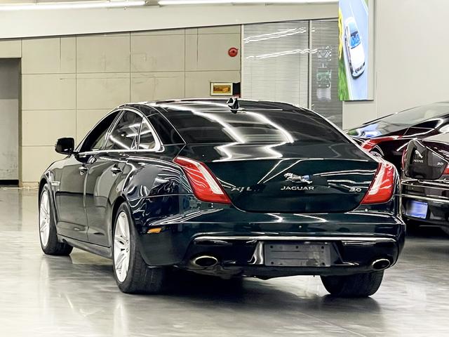 Jaguar XJ