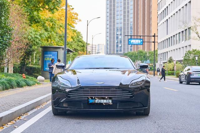 Aston Martin DB11