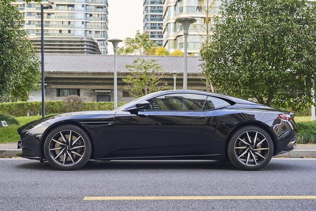 Aston Martin DB11