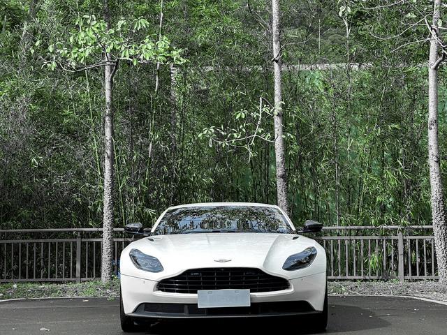 Aston Martin DB11