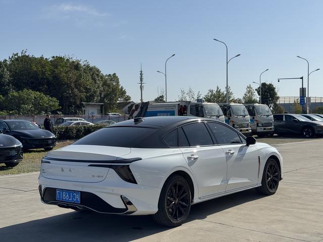 Hongqi H6