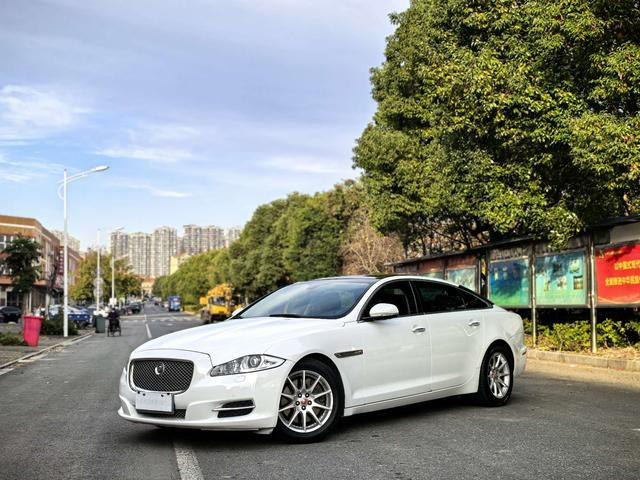 Jaguar XJ