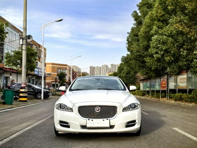 Jaguar XJ