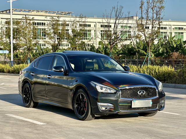 Infiniti Q70