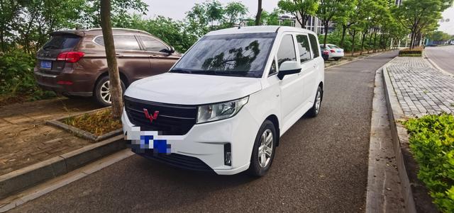 Wuling Hongguang PLUS