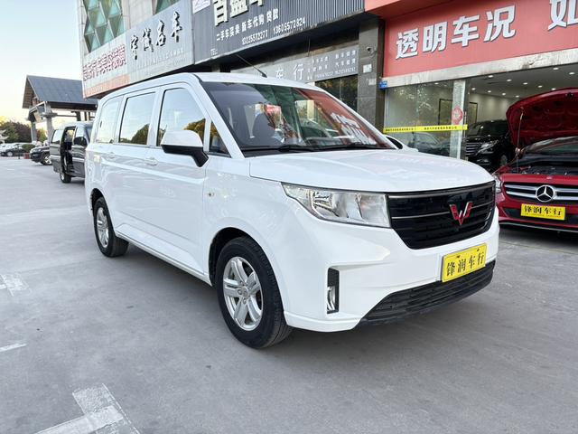 Wuling Hongguang PLUS