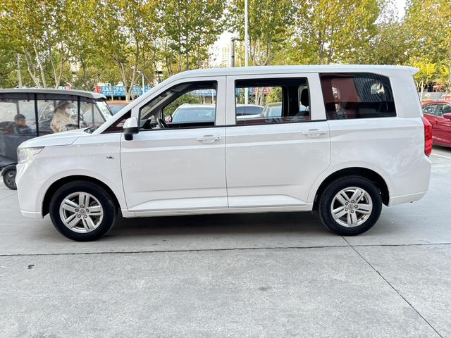 Wuling Hongguang PLUS