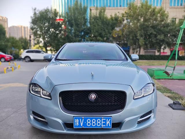 Jaguar XJ