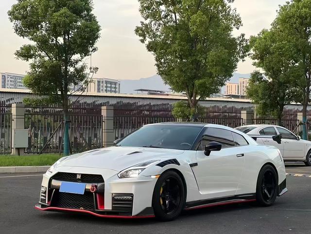 Nissan GT-R