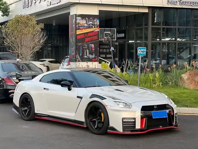 Nissan GT-R