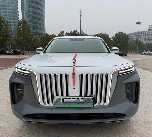 Hongqi E-HS9