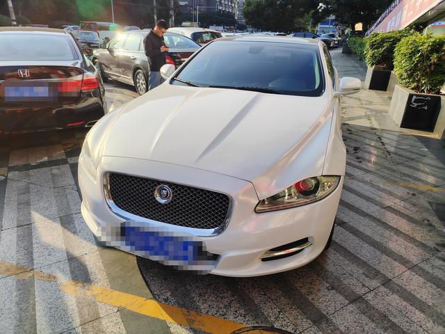 Jaguar XJ