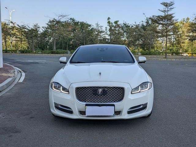 Jaguar XJ