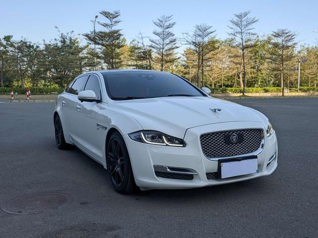 Jaguar XJ