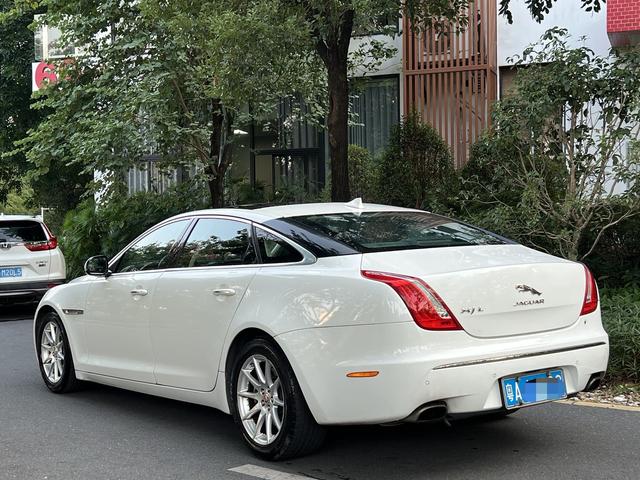 Jaguar XJ