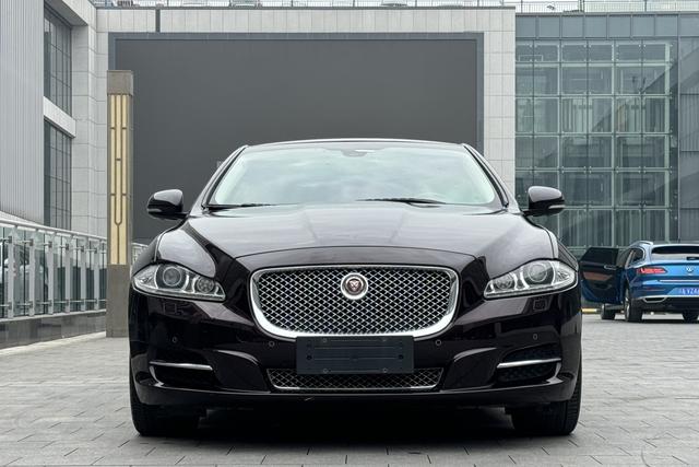 Jaguar XJ