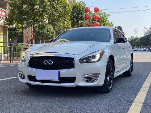 Infiniti Q70