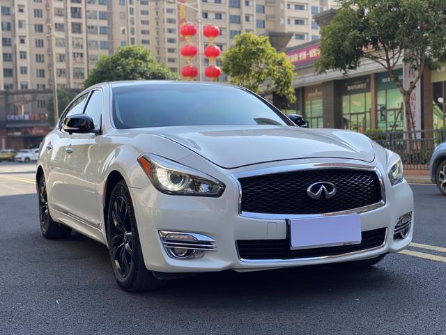 Infiniti Q70