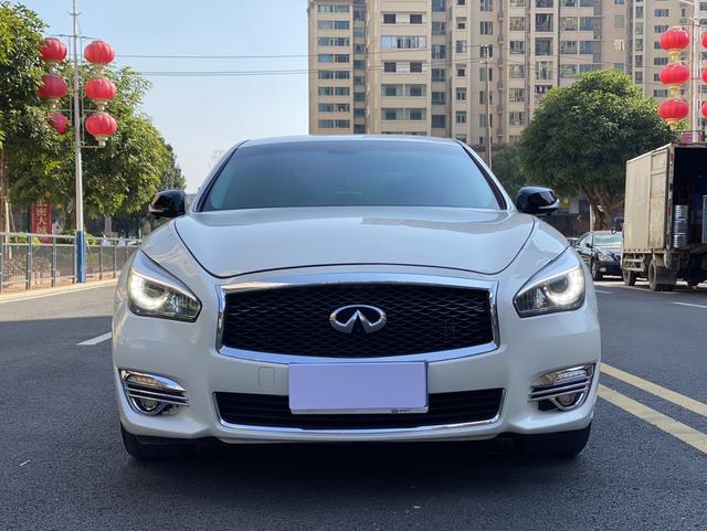 Infiniti Q70