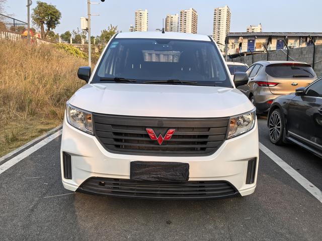 Wuling Hongguang PLUS